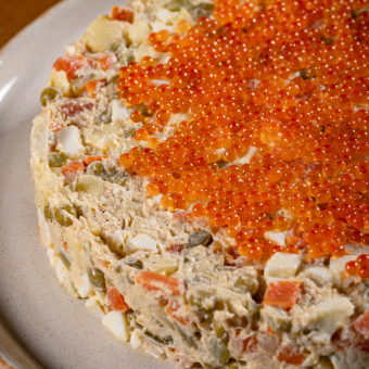 Олів’є з лососем та червоною ікрою 1 кг